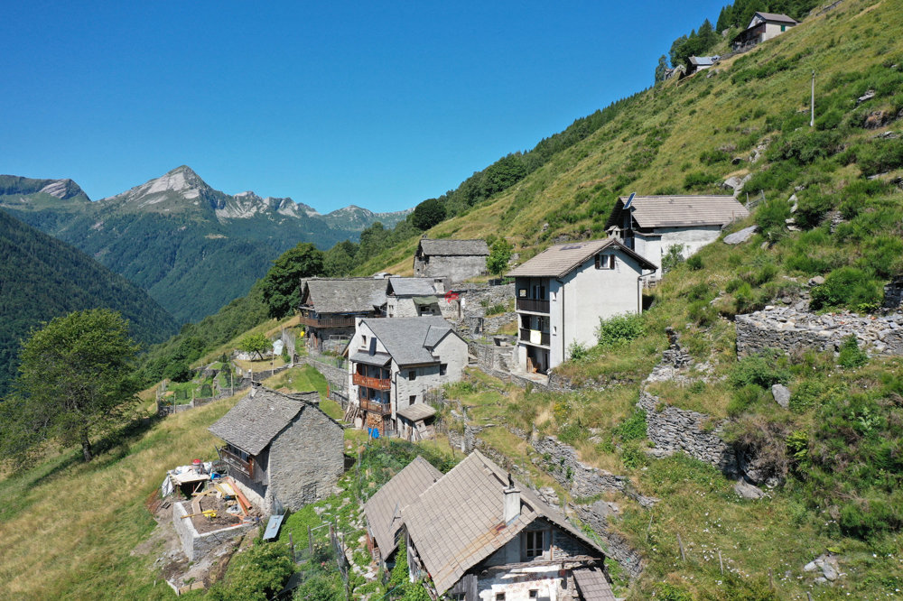 6 rooms House to buy in Spruga - image 1/9