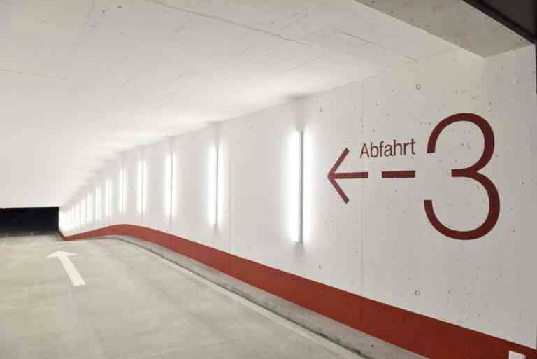 null rooms Car park, garage for rent in Cham - image 1/2