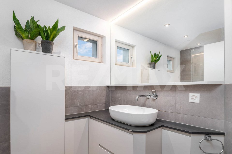 5 rooms House to buy in Saland - image 1/13