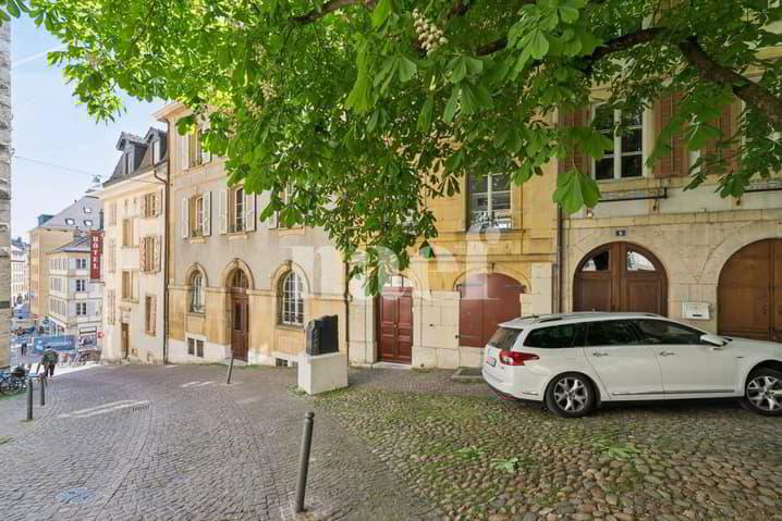 10 rooms Office & Commercial for rent in Neuchâtel - image 1/12
