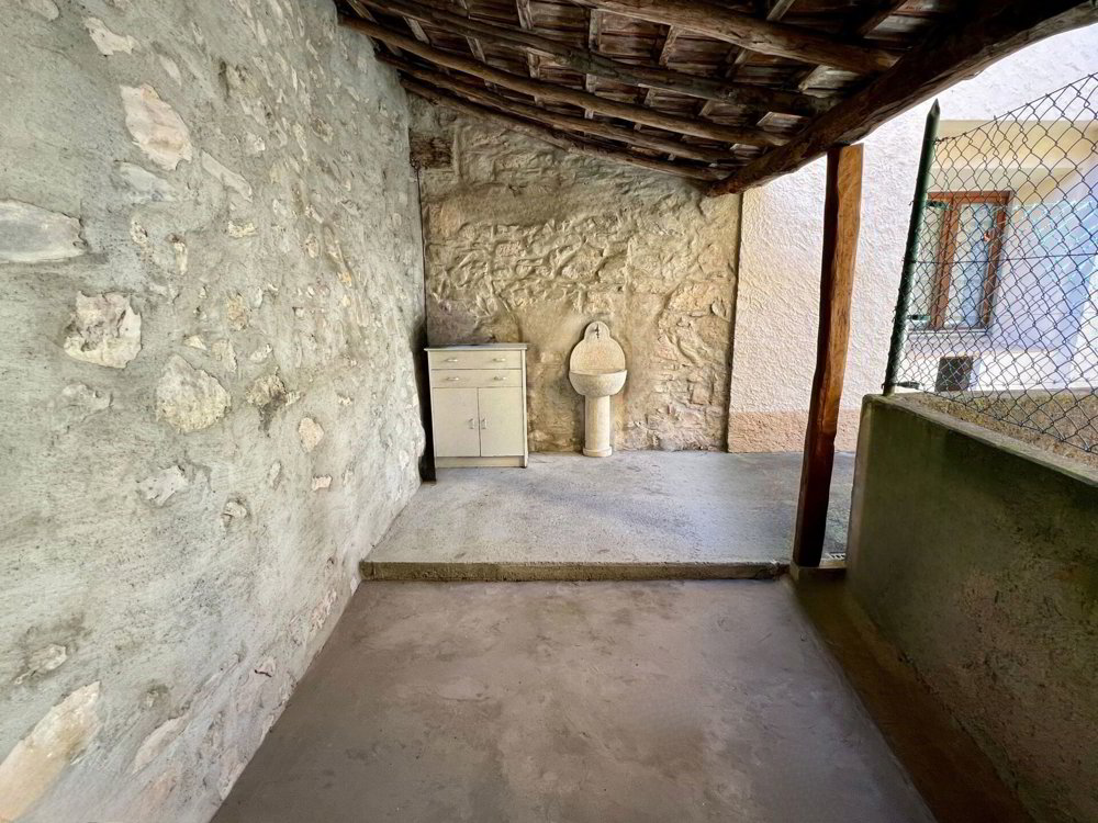 Casa di 8.5 locali in vendita a Caneggio - immagine 1/15