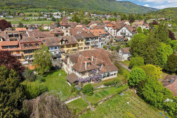 9 rooms House to buy in St-Blaise - image 1/13