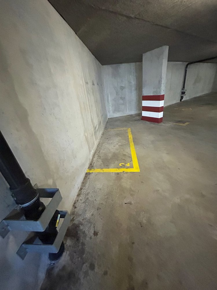 null rooms Car park, garage for rent in Lausanne - image 1/2