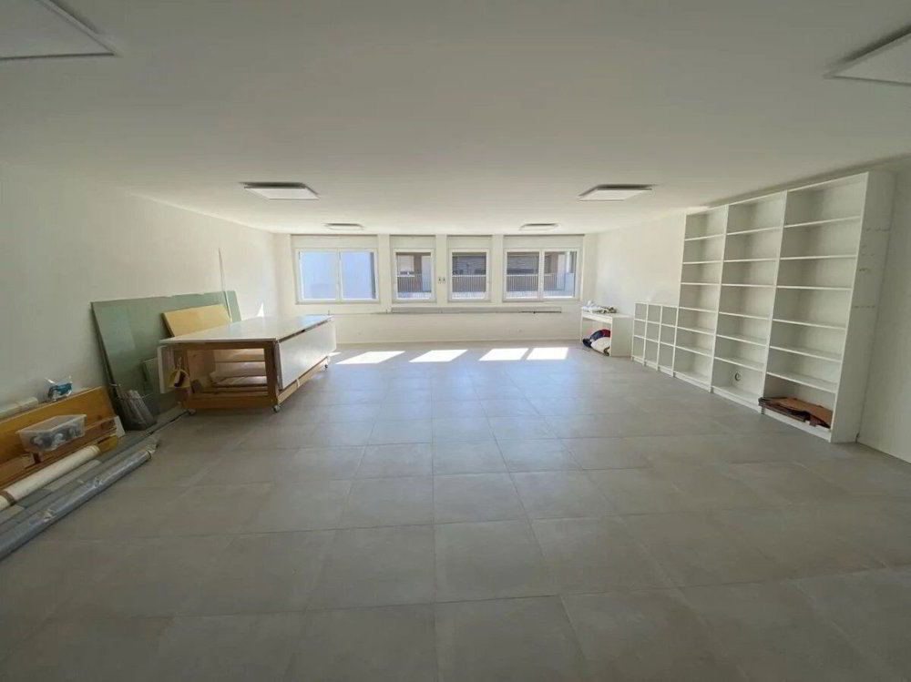 null rooms Office & Commercial for rent in Echandens - image 1/7