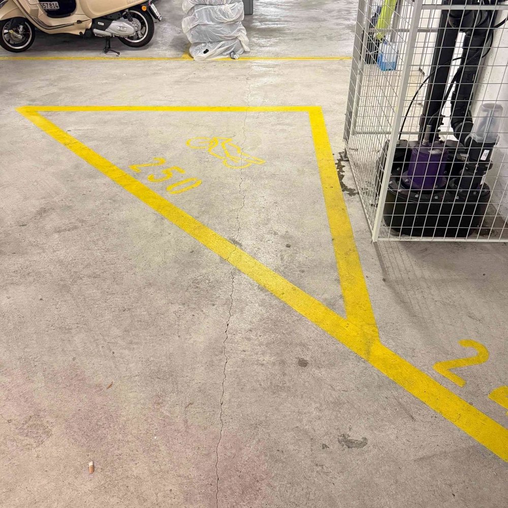null rooms Car park, garage to buy in Dietikon - image 1/2