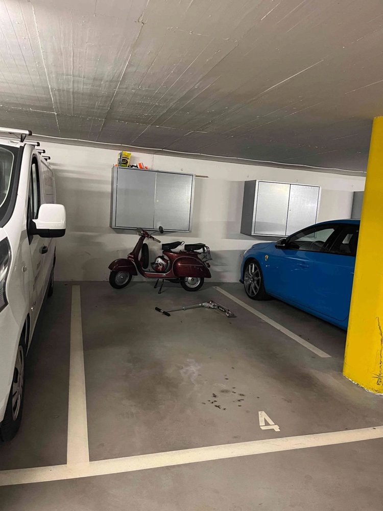 null rooms Car park, garage for rent in Cham - image 1/2