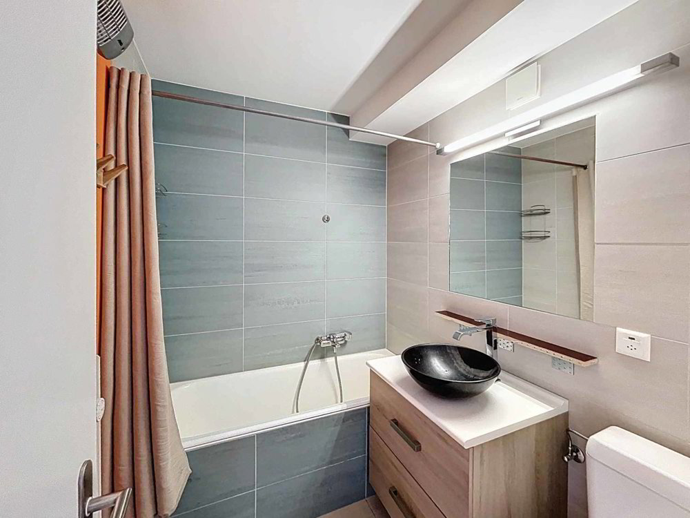 3 rooms Apartment to buy in Crans-Montana - image 1/9