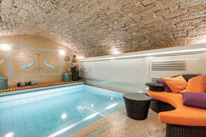 7 rooms Apartment to buy in Neuchâtel - image 1/13