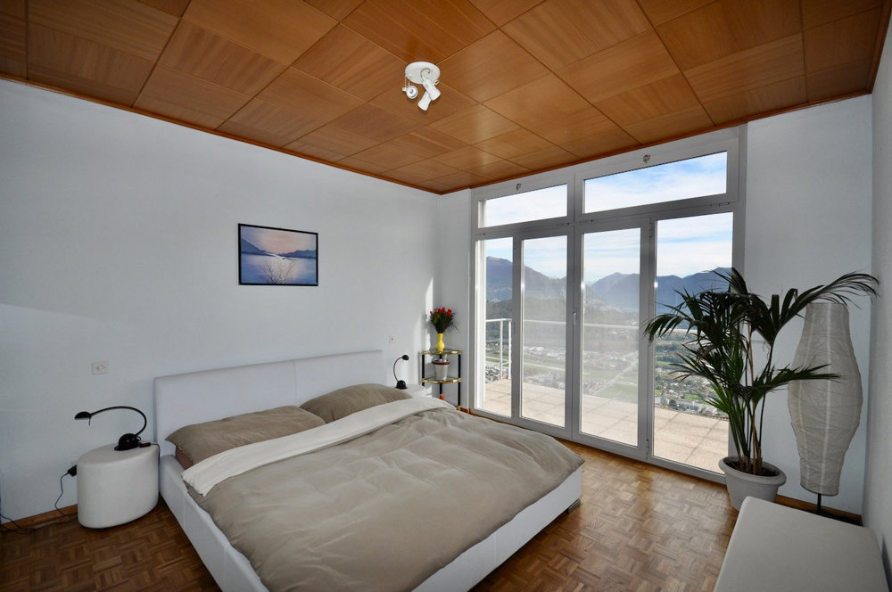 Casa di 9 locali in vendita a Vernate - immagine 1/13