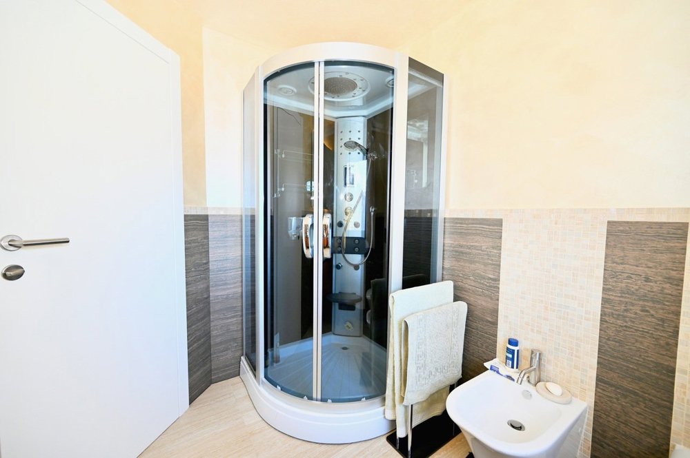 Casa di 6 locali in vendita a Agra - immagine 1/13