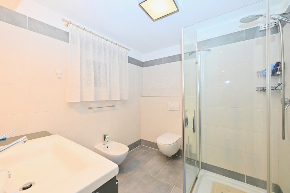 Casa di 7 locali in vendita a Riva San Vitale - immagine 1/13