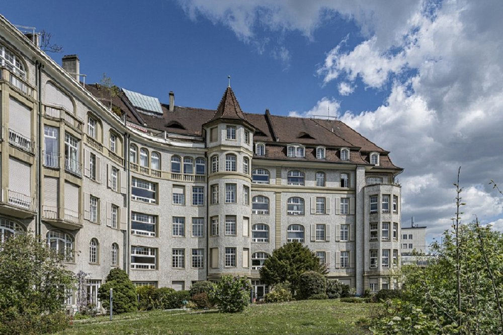 9 rooms Apartment to buy in Basel - image 1/4