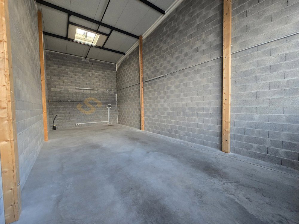 null rooms Office & Commercial for rent in St-Léonard - image 1/5