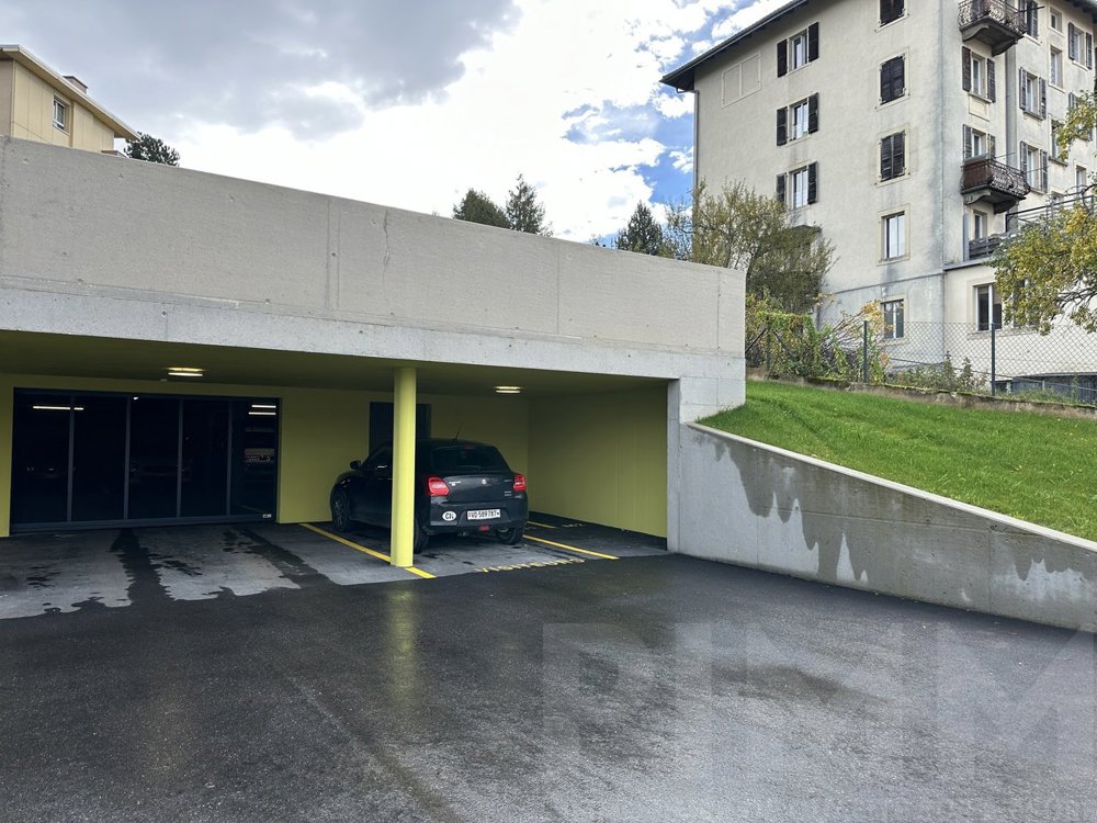 null Zimmer Parkplatz, Garage zum verkaufen in La Chaux-de-Fonds - Bild 1/4