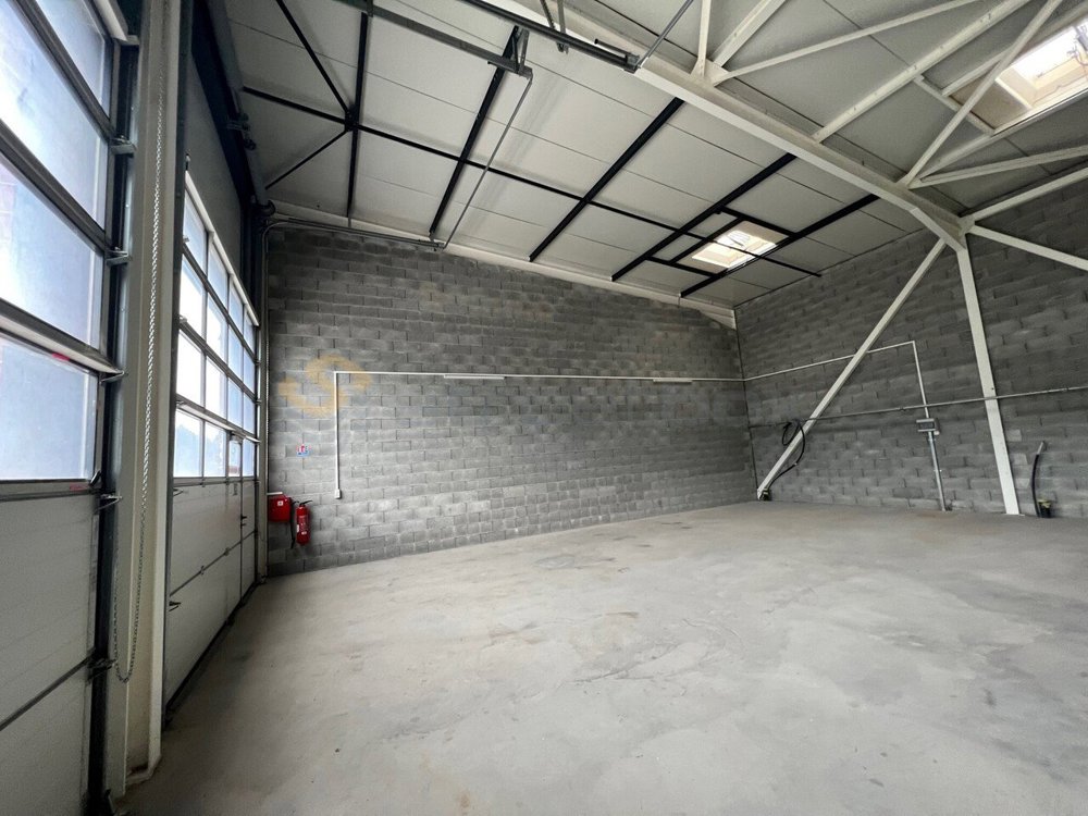 null rooms Office & Commercial for rent in St-Léonard - image 1/3