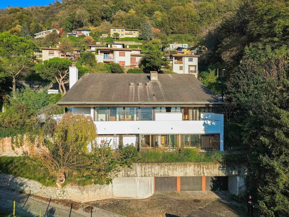 Casa di 8 locali in vendita a Morbio Superiore - immagine 1/6