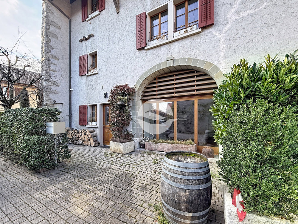 Maison 9 pièces à louer à Soral - image 1/12