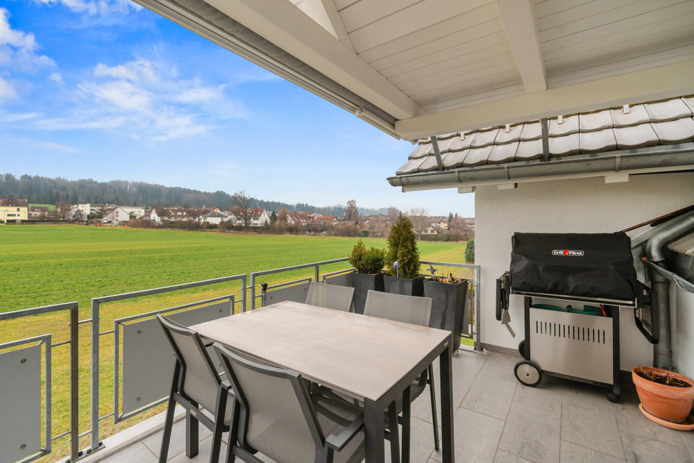4 rooms Apartment to buy in Oetwil am See - image 1/13