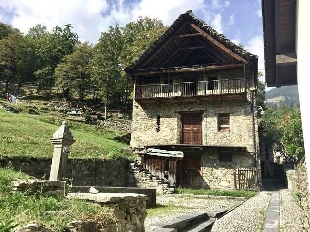 Casa di 8 locali in vendita a Cerentino - immagine 1/13