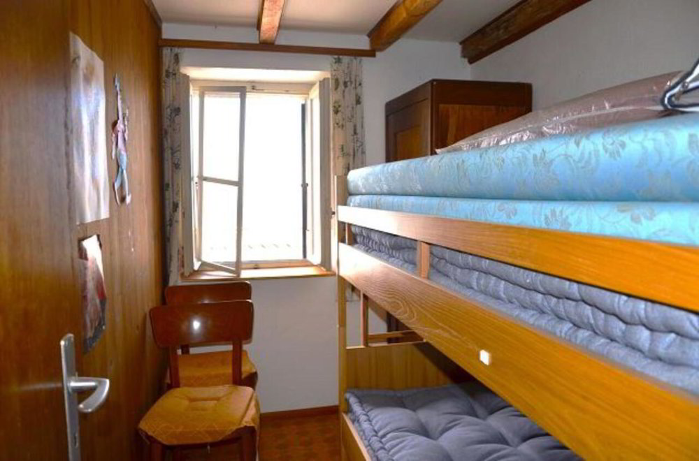 3 rooms House to buy in Cadenazzo - image 1/13