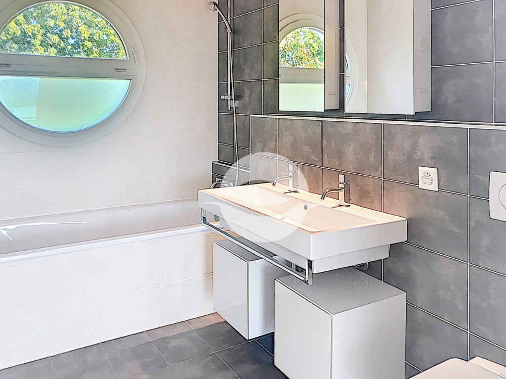 8 Zimmer Haus zu vermieten in Coppet - Bild 1/13