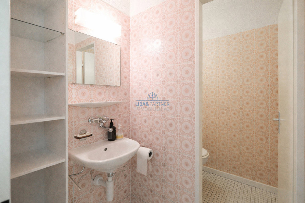 3 rooms Office & Commercial to buy in Basel - image 1/8