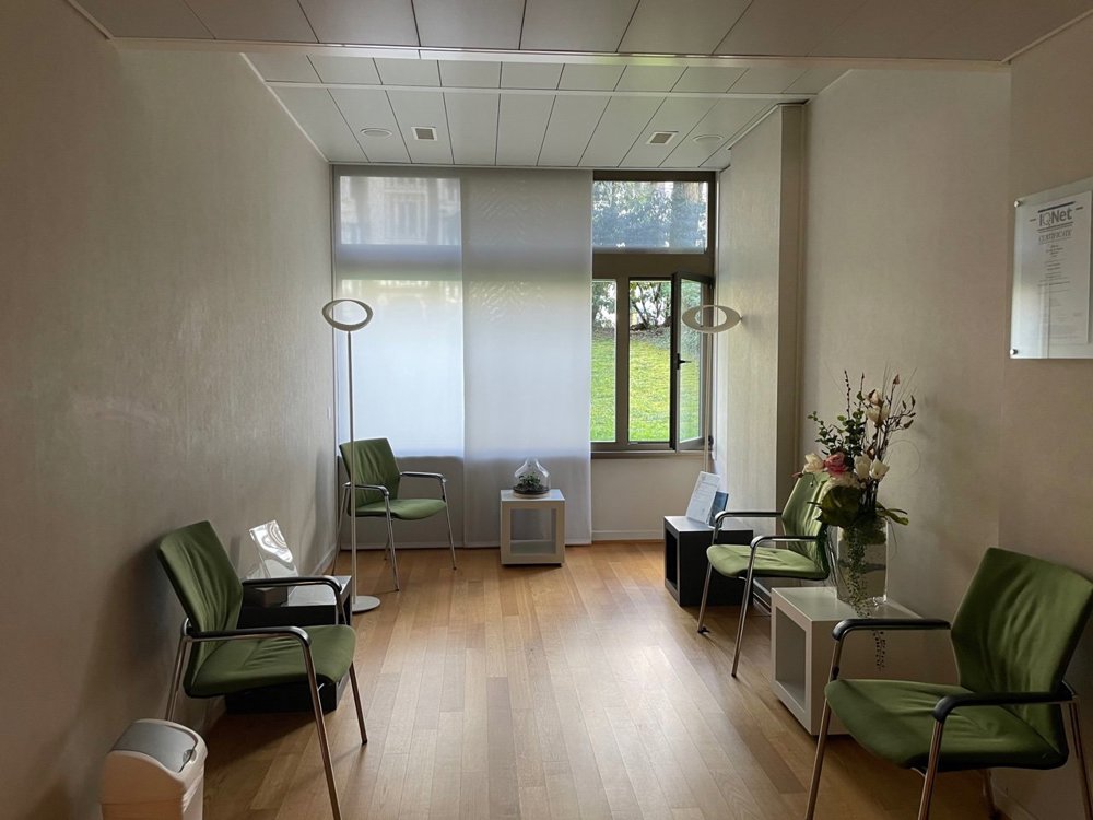 9 rooms Office & Commercial to buy in Genève - image 1/3