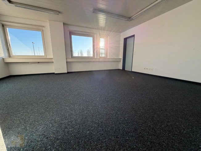 null rooms Office & Commercial for rent in Romanshorn - image 1/1
