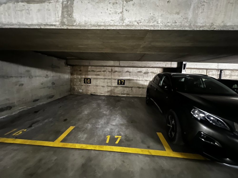 null rooms Car park, garage for rent in Lausanne - image 1/2