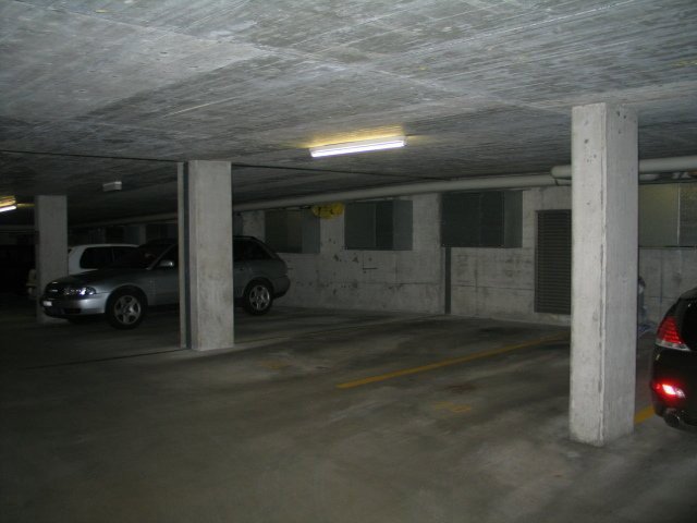 null rooms Car park, garage for rent in Schwyz - image 1/2