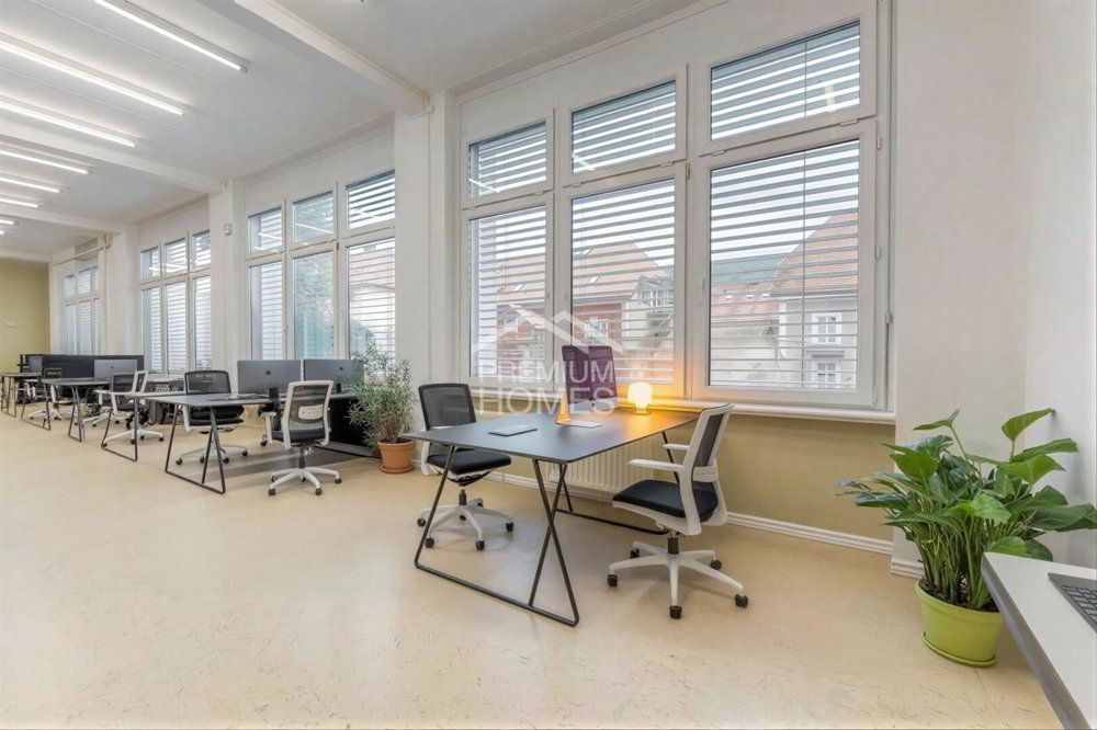 Ufficio & Commercio di 15 locali in vendita a St-Imier - immagine 1/8