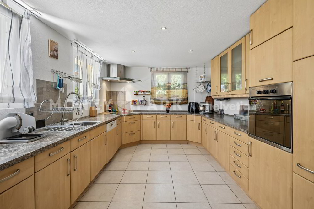 Einzigartiges 7.5-Zimmer-Einfamilienhaus mit Wohnqualität & grossem Grundstück - Ansicht 4