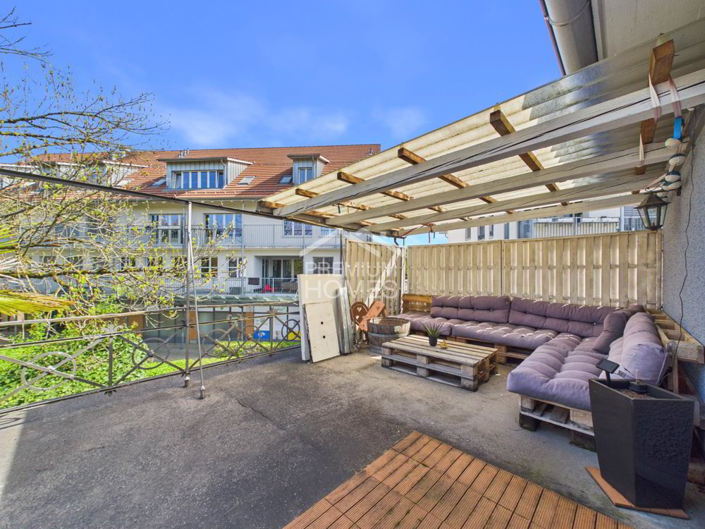 8 rooms House to buy in Pfäffikon ZH - image 1/13