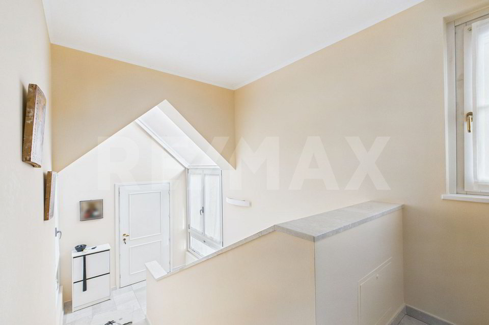 Casa di 8 locali in vendita a Monteggio - immagine 1/13
