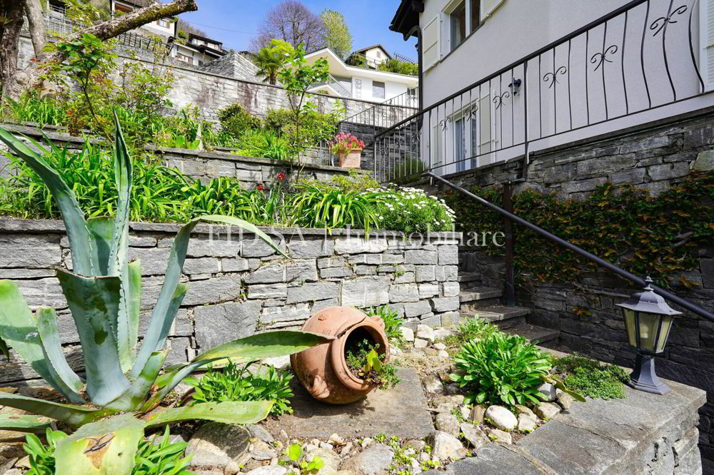 Casa di 7 locali in vendita a Riazzino - immagine 1/14