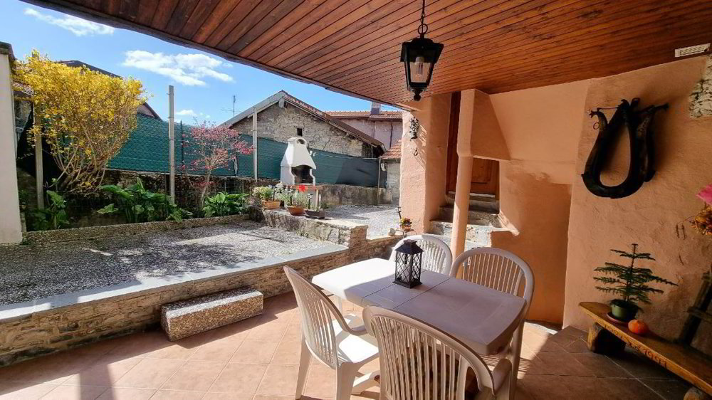Casa di 5 locali in vendita a Caneggio - immagine 1/1