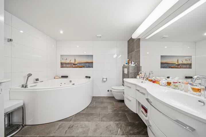 5.5 rooms Apartment to buy in Brent - image 1/13