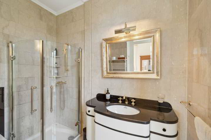 10 rooms House to buy in Montreux - image 1/13