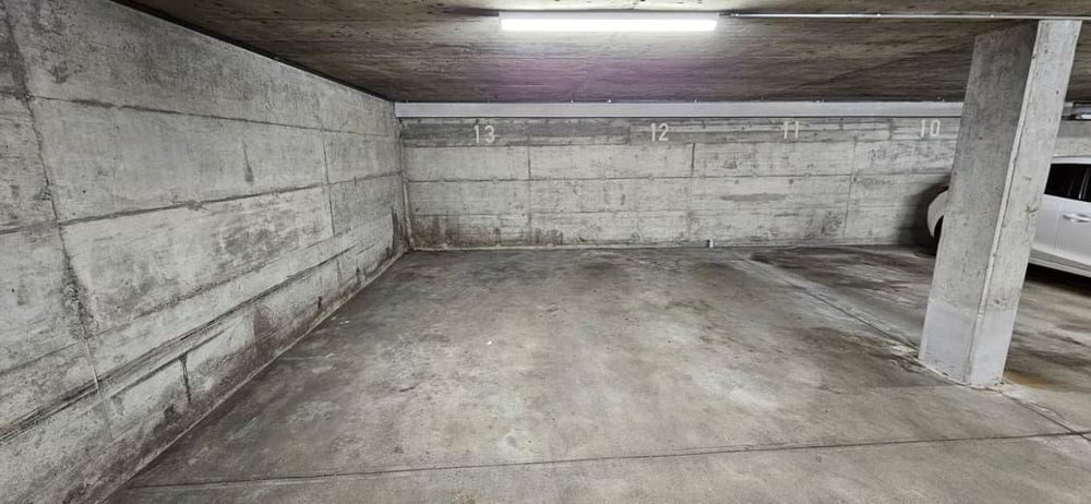 Parking, garage null pièces à louer à Brügg BE - image 1/2