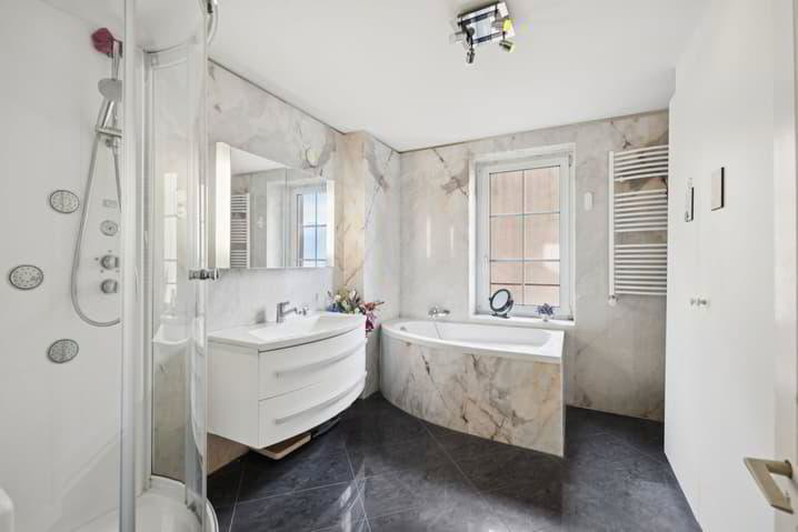 Casa di 10 locali in vendita a Veytaux - immagine 1/13