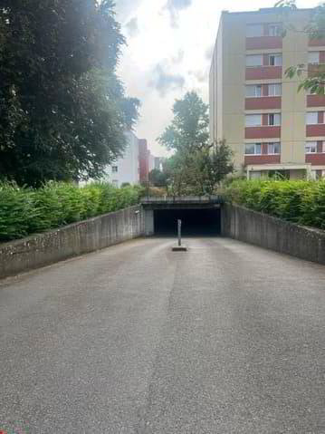 Parking, garage null pièces à louer à Brügg BE - image 1/4
