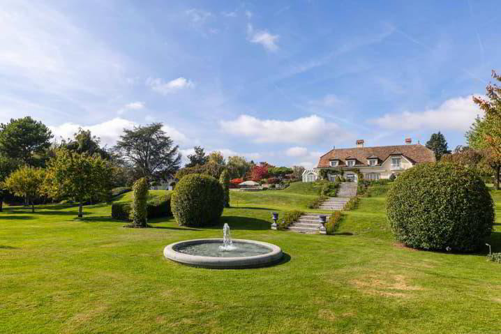 8 rooms House to buy in Apples - image 1/13