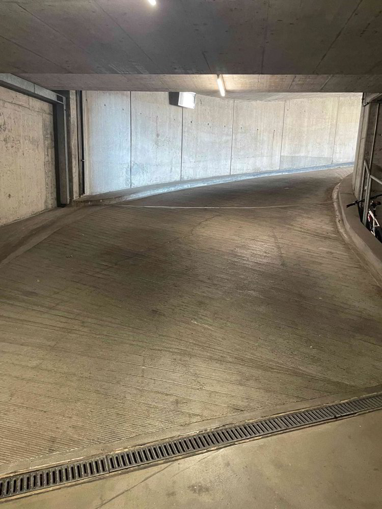 null rooms Car park, garage for rent in Basel - image 1/2
