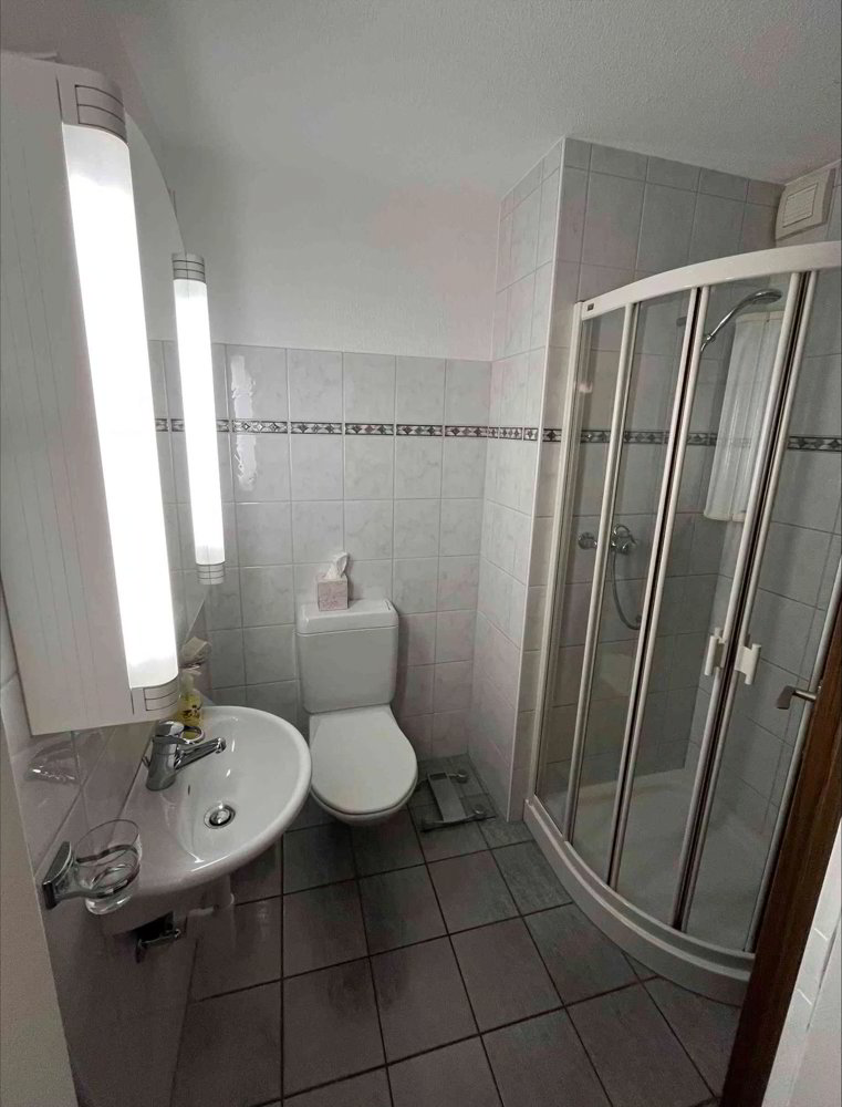 Appartement 6 pièces à acheter à Surava - image 1/5