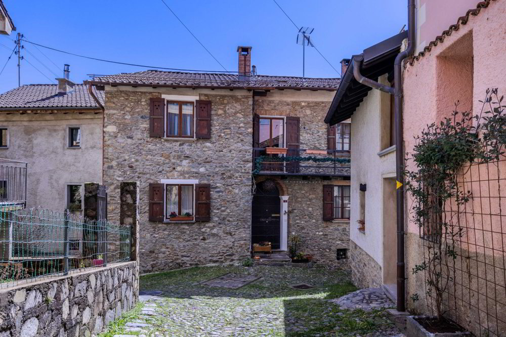 Casa di 7.5 locali in vendita a Breno - immagine 1/9