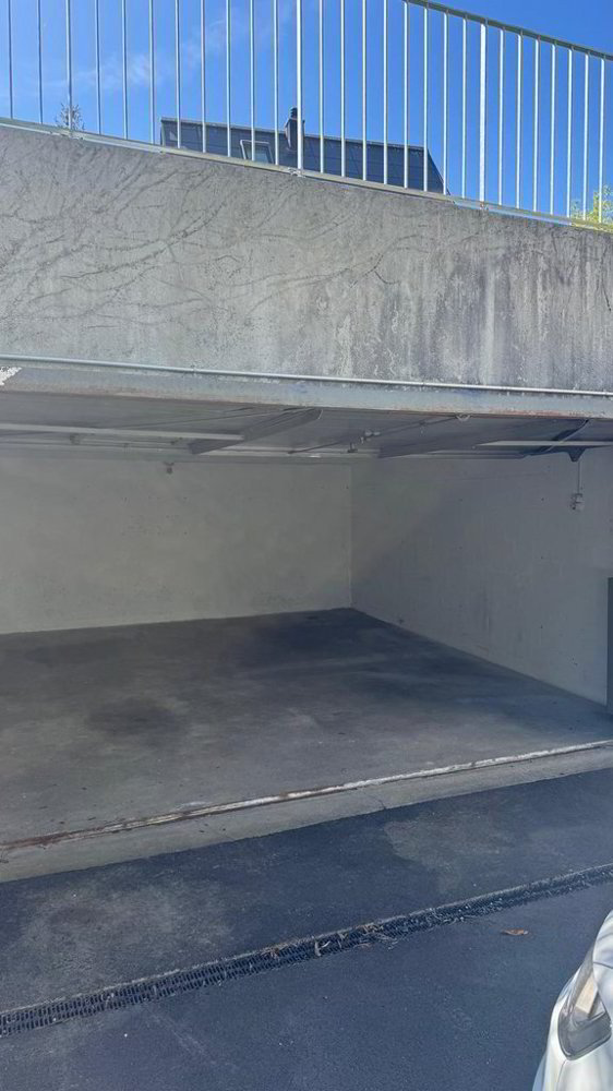 null rooms Car park, garage for rent in Cham - image 1/2