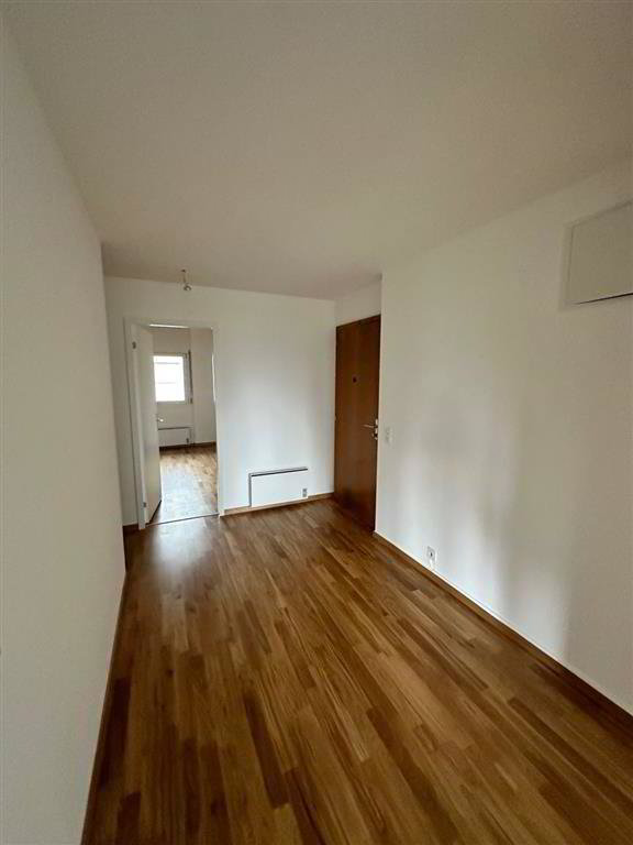 5 rooms Apartment for rent in Savigny - image 1/8