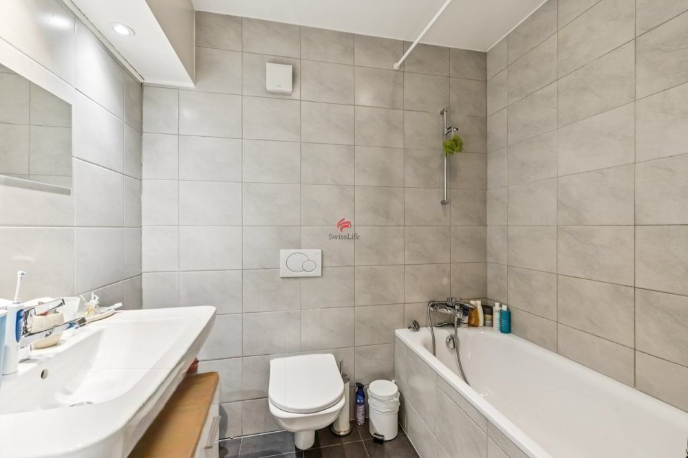 8 rooms Office & Commercial to buy in Meyrin - image 1/10