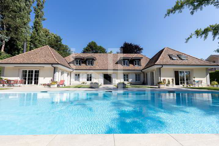 10 rooms House to buy in Perroy - image 1/12
