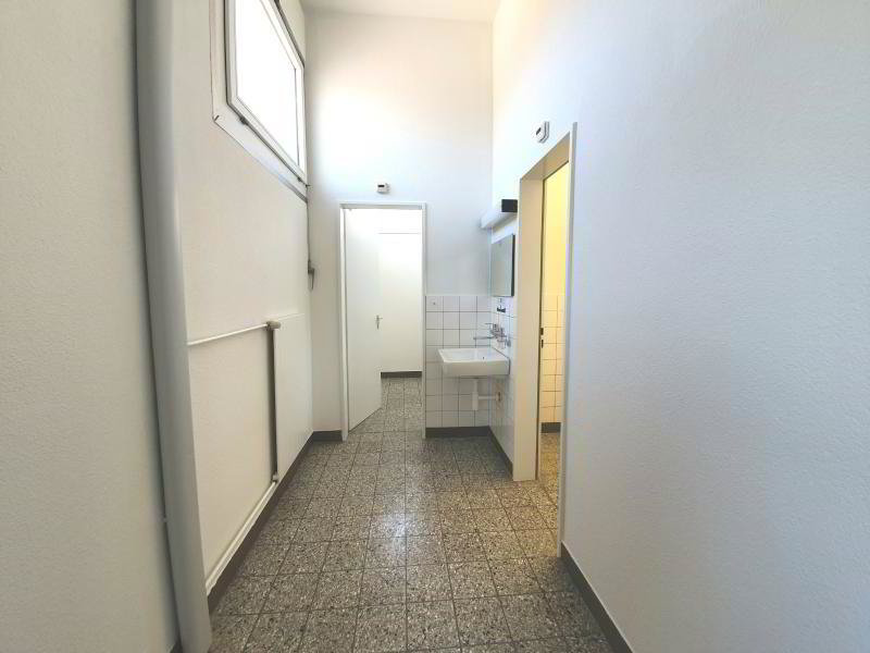 null rooms Office & Commercial for rent in Arlesheim - image 1/6
